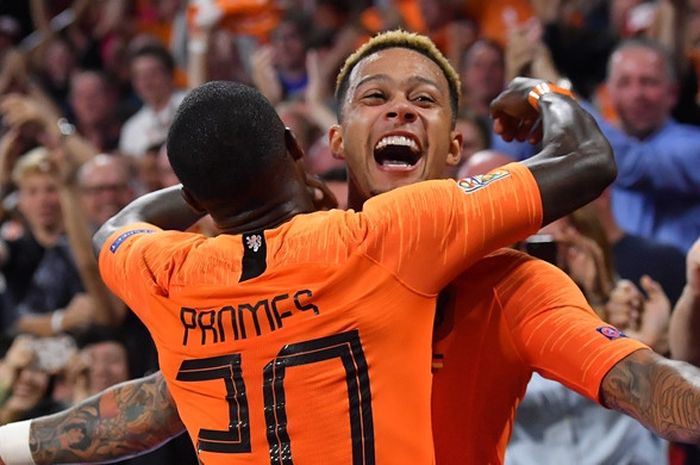 Penyerang Belanda, Memphis Depay, merayakan gol yang dicetak bersama Quincy Promes dalam laga UEFA N