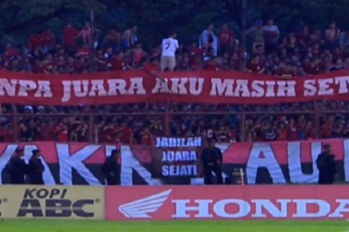  Suporter PSM Makassar masih memberikan dukungan kepada timnya, meski gagal menjadi juara Liga 1 201