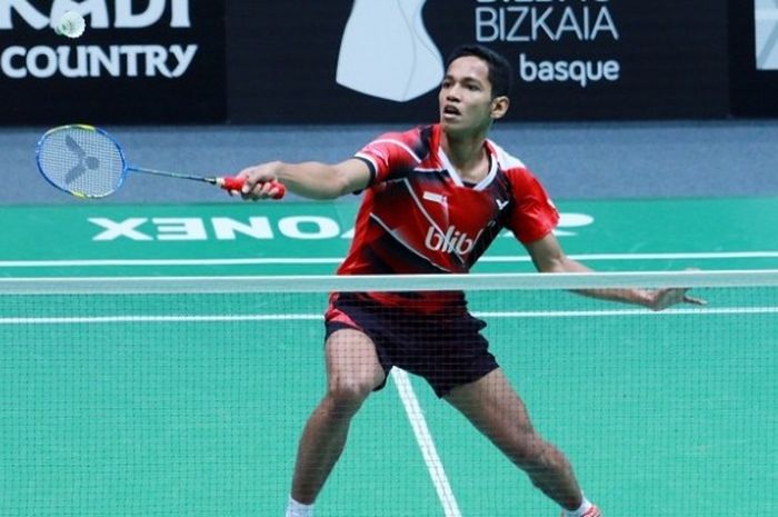 Pebulu tangkis tunggal putra nasional, Chico Aura Dwi Wardoyo, sedang mengembalikan kok ketika menghadapi Liu Haichao (China).  Chico menang dengan 21-15, 21-17 pada laga yang berlangsung di Bilbao Arena, Kamis (10/11/2016).