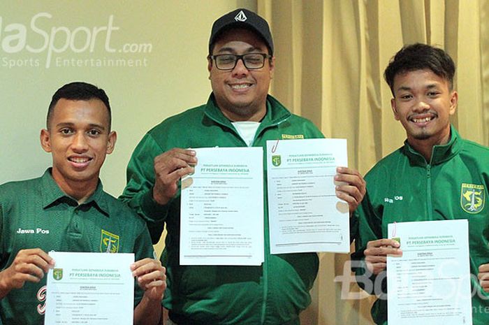 Irfan Jaya (kiri), manajer Persebaya, Chairul Basalamah (tengah), dan M. Hidayat (kanan) memperlihatkan surat perjanjian kontrak di Graha Pena, Surabaya, Rabu (13/12/2017).