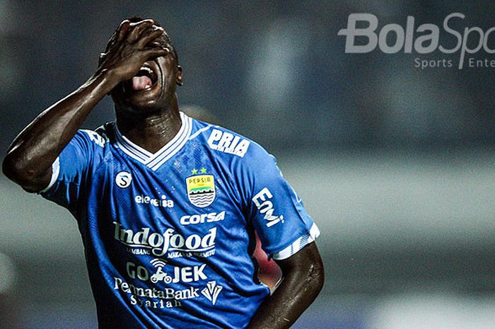  Selebrasi striker Persib Bandung, Ezechiel N'Douassel.