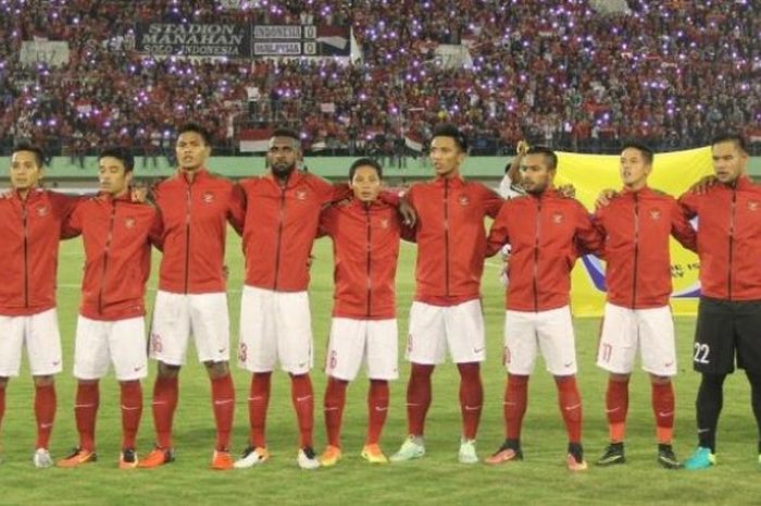 Penyerang sekaligus kapten Boaz Solossa (kanan) bersama pemain timnas Indonesia menyanyikan lagu Indonesia Raya sebelum menjamu Malaysia di Stadion Manahan, Solo, Selasa (6/9/2016) malam. 