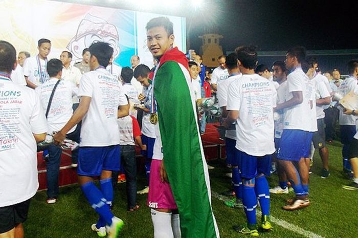 Penjaga gawang tim sepak bola Jawa Barat, Muhammad Natshir, membawa bendera Palestina saat merayakan keberhasilannya mempersembahkan mendali emas di ajang Pekan Olahraga Nasional (PON) XIX 2016.