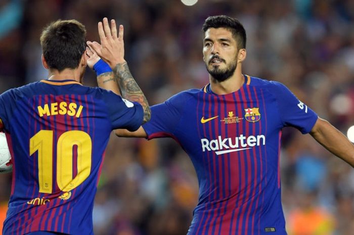 Mega bintang FC Barcelona, Lionel Messi, merayakan gol bersama Luis Suarez dalam laga leg pertama Piala Super Spanyol kontra Real Madrid di Stadion Camp Nou, Barcelona, pada 13 Agustus 2017.