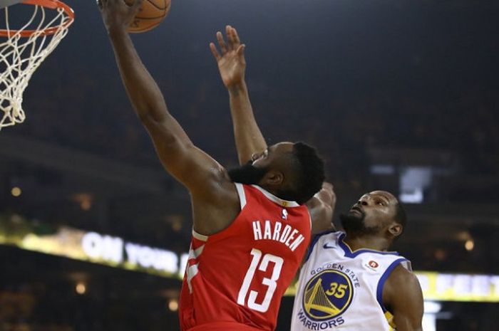 Pemain Golden State Warriors, Kevin Durant (kanan), saat berusaha menghalangi laju James Harden (kir