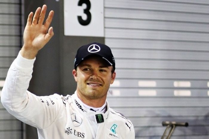 Pebalap Mercedes, Nico Rosberg, melambaikan tangan setelah memastikan diri meraih pole position GP Singapura pada kualifikasi yang berlangsung di Sirkuit Marina Bay Street, Sabtu (17/9/2016).