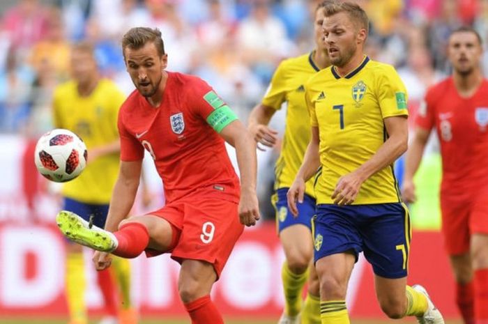 Harry Kane (kiri) mengontrol bola di tengah kawalan Sebastian Larsson dalam partai perempat final Piala Dunia 2018 antara Swedia kontra Inggris di Samara Arena, 7 Juli 2018.