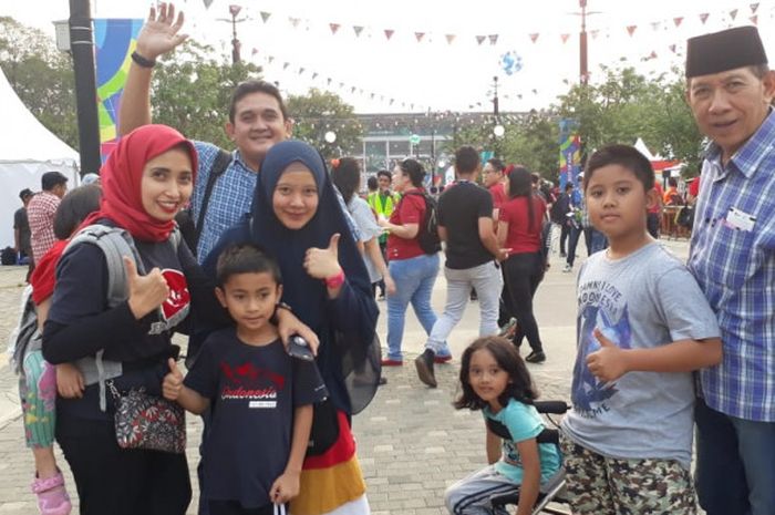Kiki (kerudung merah) datang bersama keluarga untuk menyaksikan opening ceremony Asian Games 2018 di Stadion Utama Gelora Bung Karno, Senayan, Jakarta Pusat, Sabtu (18/8/2018).