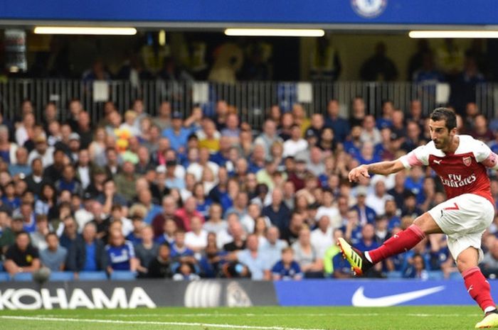Gelandang Arsenal, Henrikh Mkhitaryan, melepaskan tendangan dalam laga Liga Inggris kontra Chelsea di Stadion Stamford Bridge, London pada 18 Agustus 2018.