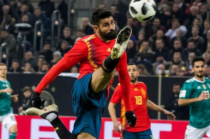 Aksi striker timnas Spanyol, Diego Costa, dalam partai uji coba lawan Jerman di Duesseldorf, 23 Maret 2018.