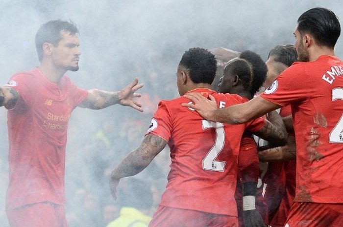 Para pemain Liverpool FC merayakan gol yang dicetak Sadio Mane ke gawang Everton dalam laga Premier League di Stadion Goodison Park, Liverpool, Inggris, 19 Desember 2016.