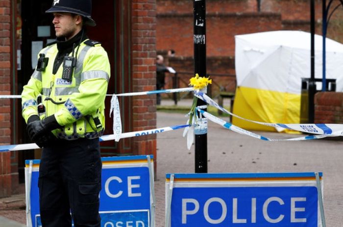 Polisi Inggris berjaga-jaga di The Maltings Shopping Centre, Salisbury, Inggris, 12 Maret 2018, yang menjadi tempat percobaan pembunuhan kepada eks mata-mata Rusia, Sergei Skripal, dan putrinya, Yulia, pada 4 Maret.