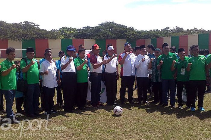 Kadisporasu Baharuddin Siagian membuka Liga Santri Nusantara di lapangan Stadion Mini Pancing.
