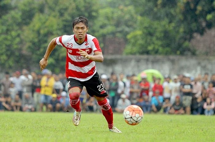 Penampilan pertama pemain baru Madura United, Andik Rendika Rama, dalam laga ekshibisi melawan klub Tunas Muda untuk memeriahkan pernikahan Bayu Gatra di Lapangan Glogowiro Kalisat Jember, Jawa Timur (16/01/2017).