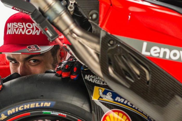 Pebalap anyar Ducati, Danilo Petrucci, pada peluncuran tim MotoGP 2019 di Swiss, Jumat (18/1/2019) w