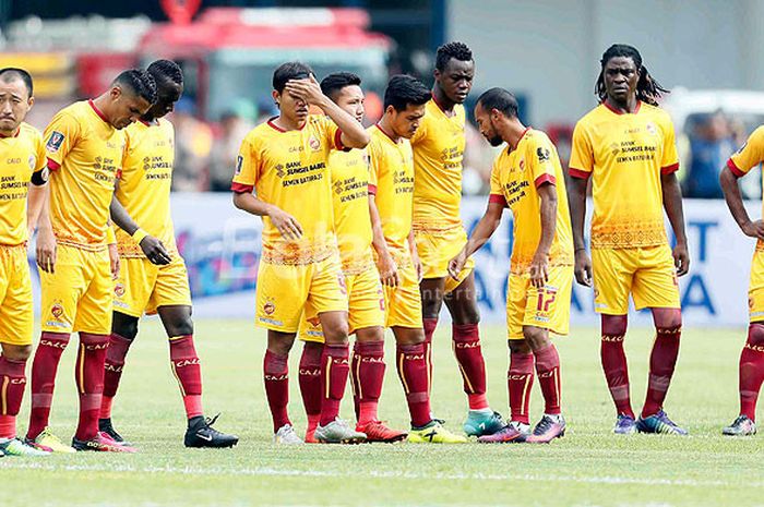 Pemain Sriwijaya FC bersiap memulai laga melawan Persib Bandung pada partai pembukaan Piala Presiden 2018 di Stadion Gelora Bandung Lautan Api, Kab. Bandung, Selasa (16/1/2018).