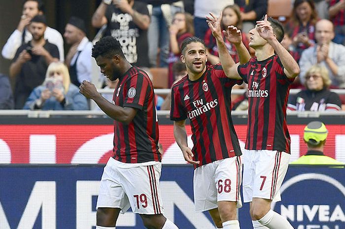 Pemain AC Milan merayakan gol yang dicetak penyerang Nikola Kalinic (kanan) saat melawan Udinese dalam laga lanjutan Liga Italia 2017-2018 di Stadion San Siro, Milan, Italia, pada 17 September 2017.