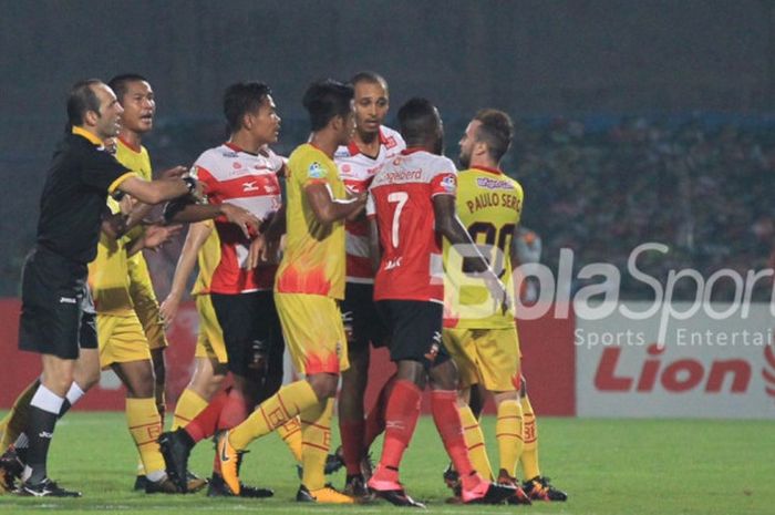Tensi tinggi terjadi pada pertandingan Liga 1 antara Madura United dan Bhayangkara FC di Stadion Gelora Bangkalan, Bangkalan, Madura, Jawa Timur, Rabu (8/11/2017) malam. 
