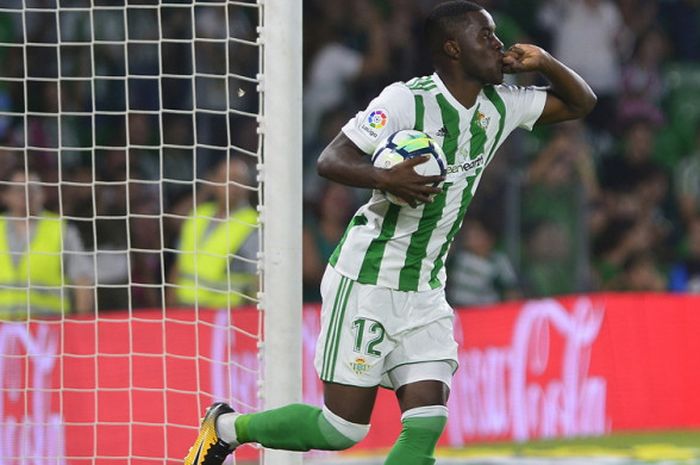 Selebrasi penyerang Real Betis, Joel Campbell, seusai berhasil mencetak gol ke gawang Valencia dalam laga Liga Spanyol 2017-2018 di Stadion Benito Villamarin, Sevilla, Spanyol, pada 15 Oktober 2017.