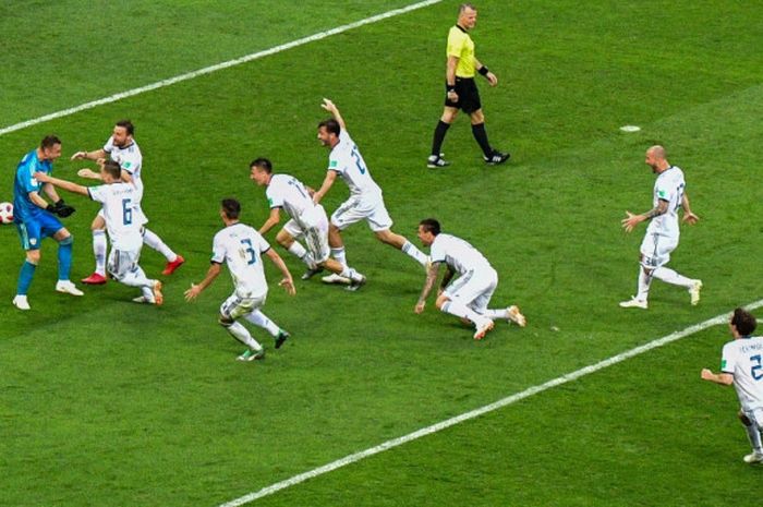 Kiper Rusia, Igor Akinfeev (kiri), merayakan keberhasilan mengalahkan Spanyol dalam laga babak 16 besar Piala Dunia 2018 di Luzhniki Stadium, Moskow, Rusia pada 1 Juli 2018.