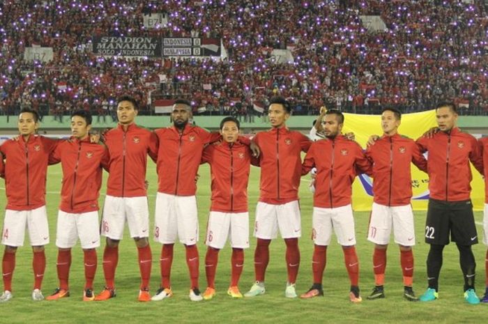 Bek tim nasional Indonesia, Abdul Rahman (kedua dari kiri), menyanyikan lagu kebangsaan Indonesia Raya bersama rekan-rekannya jelang pertandingan uji coba menghadapi Malaysia di Stadion Manahan, Solo, pada Selasa (6/9/2016).