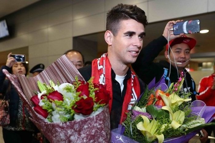 Pemain asal Brasil, Oscar, saat tiba di Shanghai, China dan mendapatkan sambutan dari para pendukung Shanghai SIPG, 2 Januari 2017. 