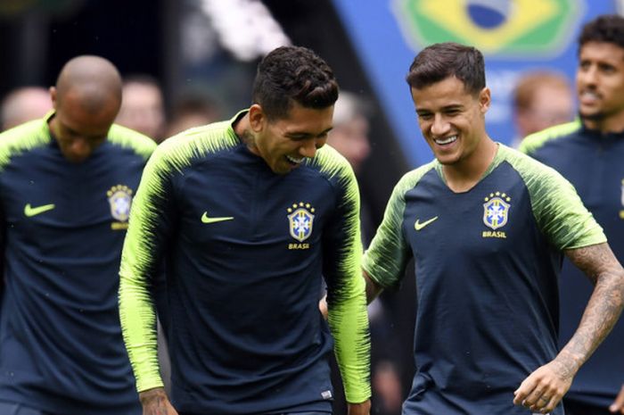 Penyerang Brasil Philippe Coutinho dan Roberto Firmino saat berlatih di Saint Petersburg Stadium, Saint Petersburg, 21 Juni 2018, dalam ajang Piala Dunia 2018.