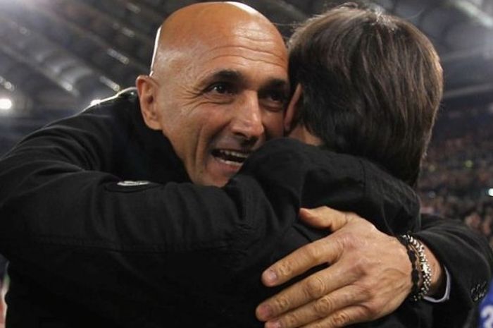 Pelatih AS Rona, Luciano Spalletti (kiri), memeluk pelatih AC Milan yang merupakan mantan pemainnya, Vincenzo Montella, dalam laga Serie A di Stadio Olimpico, Roma, 12 Dsesember 2016.