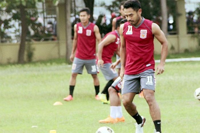 Gelandang Pusamania Borneo FC, Ponaryo Astaman, saat mengikuti latihan di Solo.