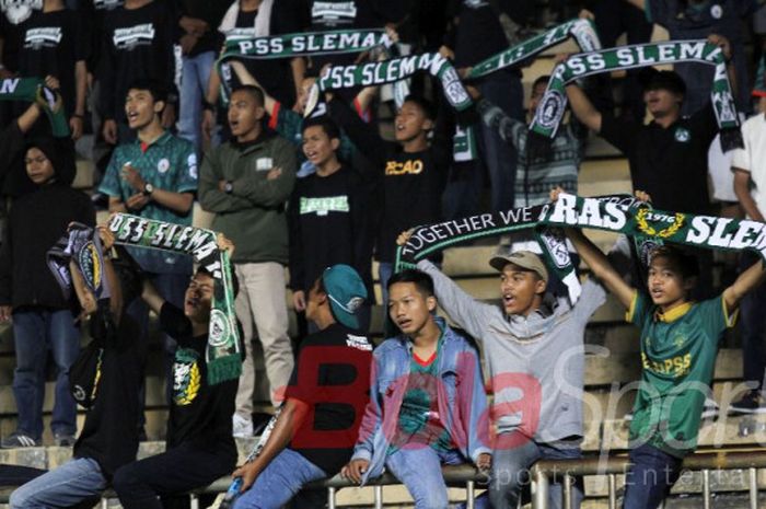 Aksi suporter dari Brigata Curva Sud (BCS) yang merupakan salah satu pendukung PSS Sleman.