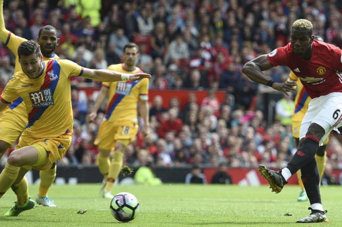 Aksi gelandang Manchester United, Paul Pogba, saat mencetak gol ke gawang Crystal Palace pada laga pekan terakhir Liga Inggris 2016-2017 di Stadion Old Trafford, Manchester, Inggris, pada 25 Mei 2017.