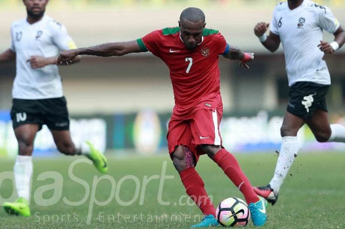 Kapten Timnas Indonesia Boaz Solossa beraksi pada laga persahabatan internasional kontra Fiji di Stadion Chandrabhaga, Kota Bekasi, Sabtu (2/9/2017) sore WIB.