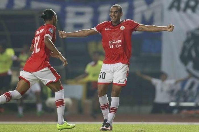 Selebtrasi duo pemain Persija, Rohit Chand dan Bruno Lopes (kanan) seusai mencetak gol ke gawang Arema FC pada laga pekan kesembilan Liga 1 musim 2017 di Stadion Patriot, Kota Bekasi, Jumat (2/6/2017) malam. 