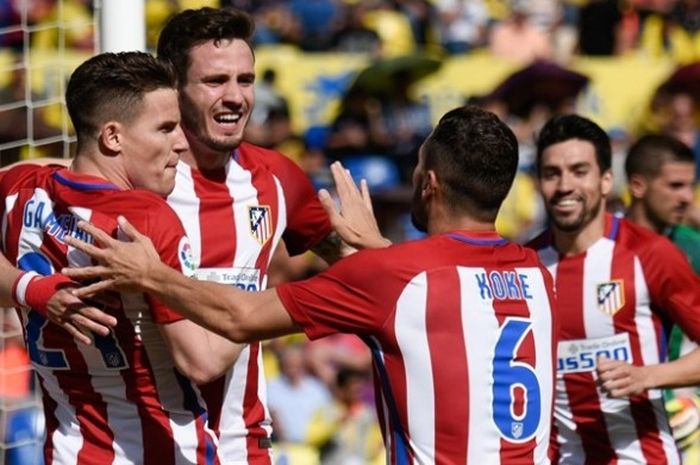 Penyerang Atletico Madrid, Kevin Gameiro (kiri), melakukan selebrasi bersama rekan-rekannya, termasuk Saul Niguez (2 dari kiri), setelah menjebol gawang Las Palmas dalam pertandingan La Liga di Stadion Gran Canaria, Las Palmas, Sabtu (29/4/2017).