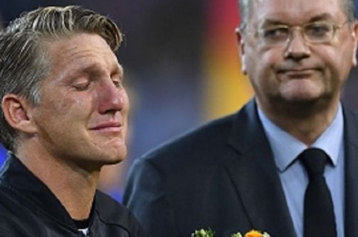 Bastian Schweinsteiger tampak menangis terharu jelang laga antara Jerman dan Finlandia di Borussia Park, Rabu (31/8/2016). 