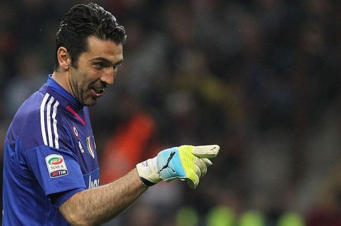 Kiper Juventus, Gianluigi Buffon, dalam pertandingan Serie A 2015-2016 menghadapi AC Milan di Stadion San Siro, Milan, Italia, pada 9 April 2016.