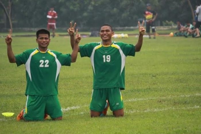 Duo pemain PS TNI asal Medan, Tambun Naibaho (kiri) dan Aldino Herdianto dalam sebuah latihan timnya di Stadion Kartika, Cilodong. 