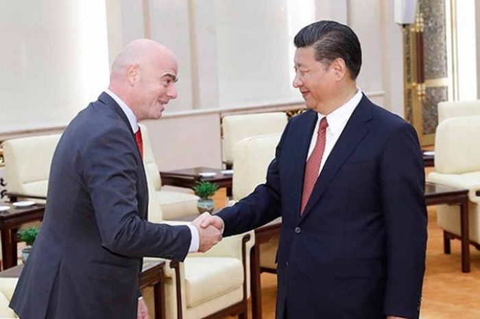 Presiden China Xi Jinping (kanan) menerima kedatangan Presiden FIFA Gianni Infantino di Great Hall of the People, Beijing, China, Juli 2017.