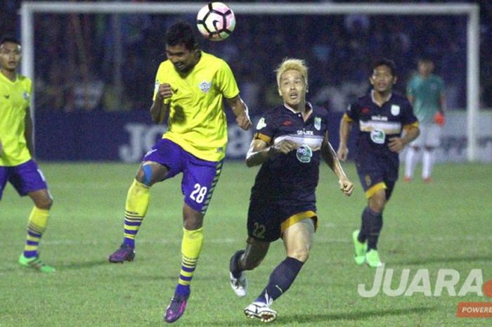 Gelandang Persegres, Moh. Said mendapat pengawalan ketat dari gelandang Persela, Kosuke Yamazaki, pada laga laga lanjutan liga 1, Senin (5/6/2017) di stadion Petrokimia Gresik.