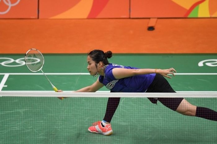 Pebulu tangkis Thailand, Ratchanok Intanon, mengembalikan kok dari pemain Jepang, Akane Yamaguchi, pada babak perdelapan final Olimpiade 2016 di Riocentro Stadium, Rio de Janeiro, 15 Agustus 2016.