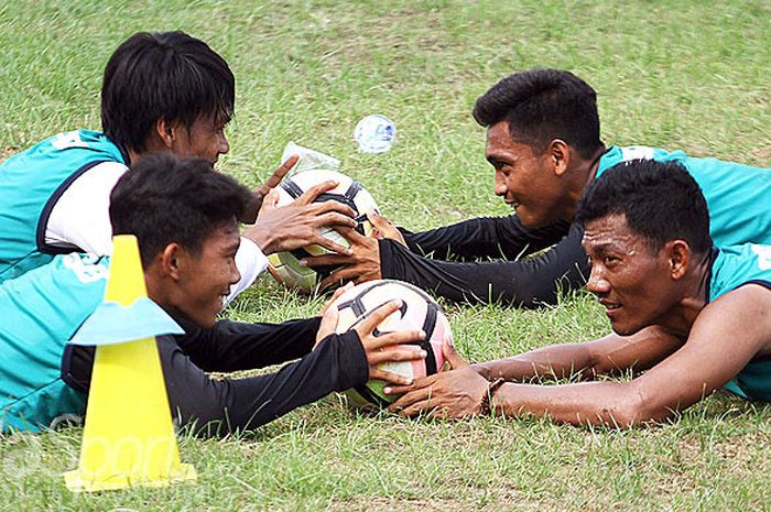 Eks pemain Persela Lamongan Zainal Arif (kanan depan) saat menjalani latihan Persegres Gresik United di stadion Gelora Joko Samudro, Kamis (12/4/2018).