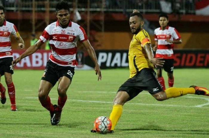 Bek Madura United, Fachruddin Aryanto mencoba menghadang striker Semen Padang, Marcel Sacramento pada laga perdana Grup E Piala Presiden 2017 di Stadion Gelora Ratu Pamelingan, Pamekasan, Rabu (8/2/2017). 