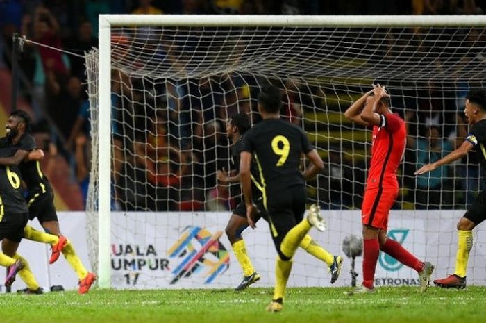 Para pemain timnas U-22 Malaysia merayakan gol yang dicetak oleh Nadarajah Thanabalan ke gawang timnas U-22 Singapura dalam laga lanjutan SEA Games 2017, Rabu (16/8/2017).