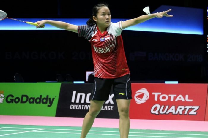 Pebulu tangkis tunggal putri, Ruselli Hartawan, melakukan servis saat melakoni laga kelima antara Indonesia melawan Malaysia pada penyisihan Grup D Piala Uber 2018 di Impact Arena, Bangkok, Thailand, Senin (21/5/2018).