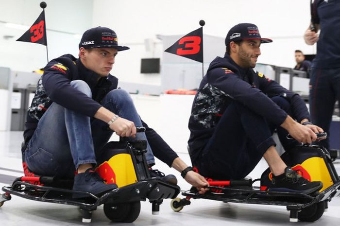   Kedua pebalap tim Red Bull, Max Verstappen (kiri) dan Daniel Ricciardo (kanan).  