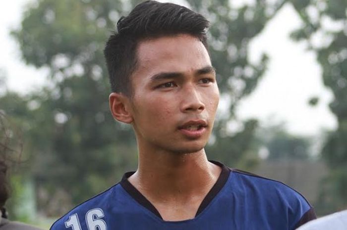 Bek tengah Bagas Adi Nugroho menjawab pertanyaan media seusai latihan bersama Arema di lapangan Pusdik Arhanud, Kabupaten Malang pada Rabu (4/1/2017) sore.