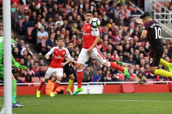 Penyerang Manchester City, Sergio Aguero, mendapat ruang bebas untuk melepas tandukan ke gawang Arsenal pada laga Arsenal kontra Man City di Stadion Emirates pada Minggu (2/4/2017).