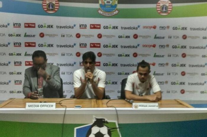 Pelatih Persija Jakarta, Stefano Cugurra (tengah), memberikan keterangan pers setelah ditahan imbang 0-0 oleh Bali United di Stadion Patriot Candrabhaga, Bekasi, Jawa Barat, Minggu (21/5/2017). 