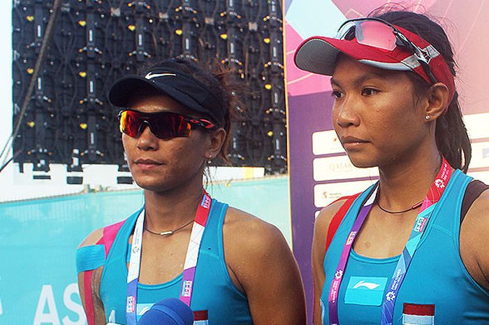 Pevoli pantai putri Indonesia, Putu Dini Jasita Utami dan Dhita Juliana, menjawab pertanyaan wartawan usai menghadapi Hongkong, pada laga Asian Games 2018.