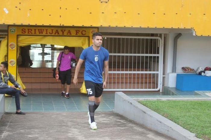 Gelandang serang Tijani Belaid memasuki lapangan Stadion Gelora Sriwijaya, Jakabaring, Palembang jelang latihan rutin Sriwijaya FC pada Selasa (16/5/2017). 